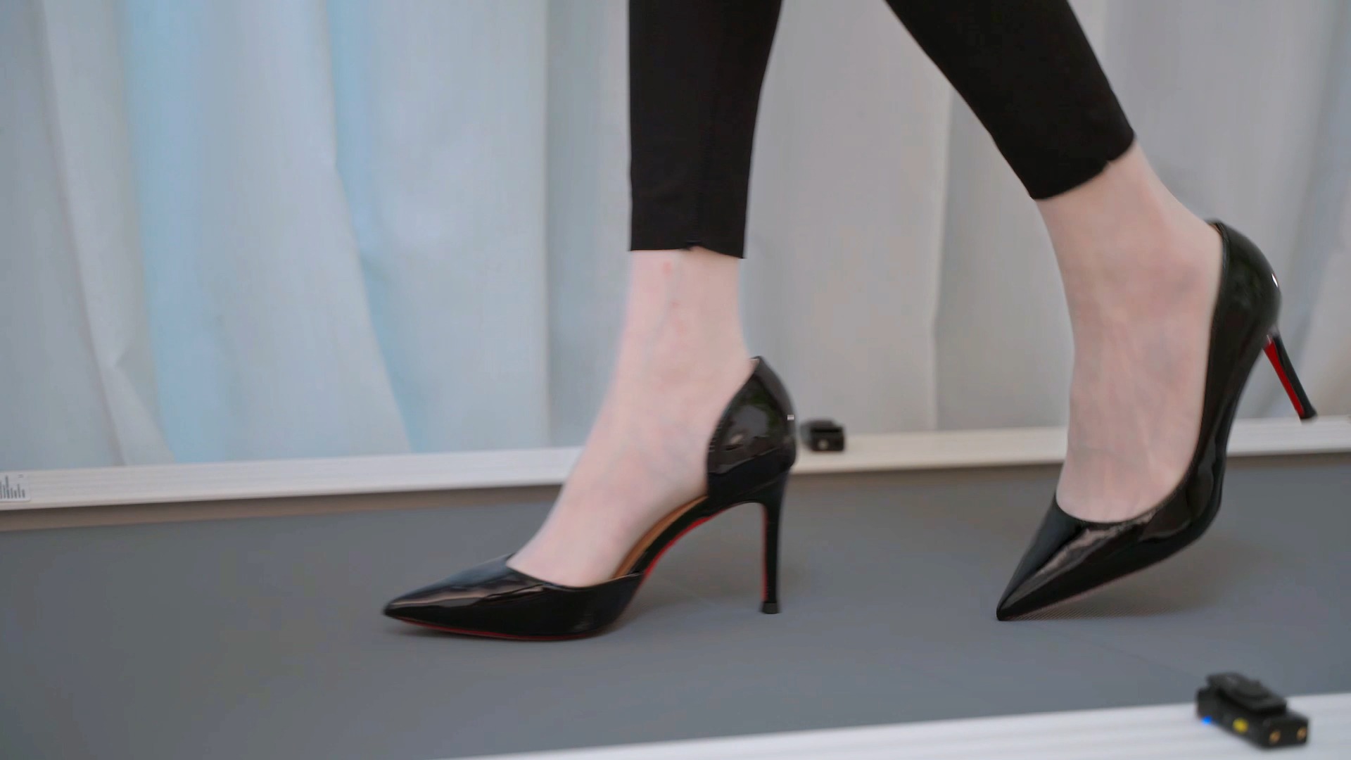 穿着丝袜高跟鞋在跑步机上慢走的声音