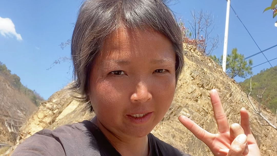 黑不溜秋的夏夏徒步西藏到云南丽江了滇藏线