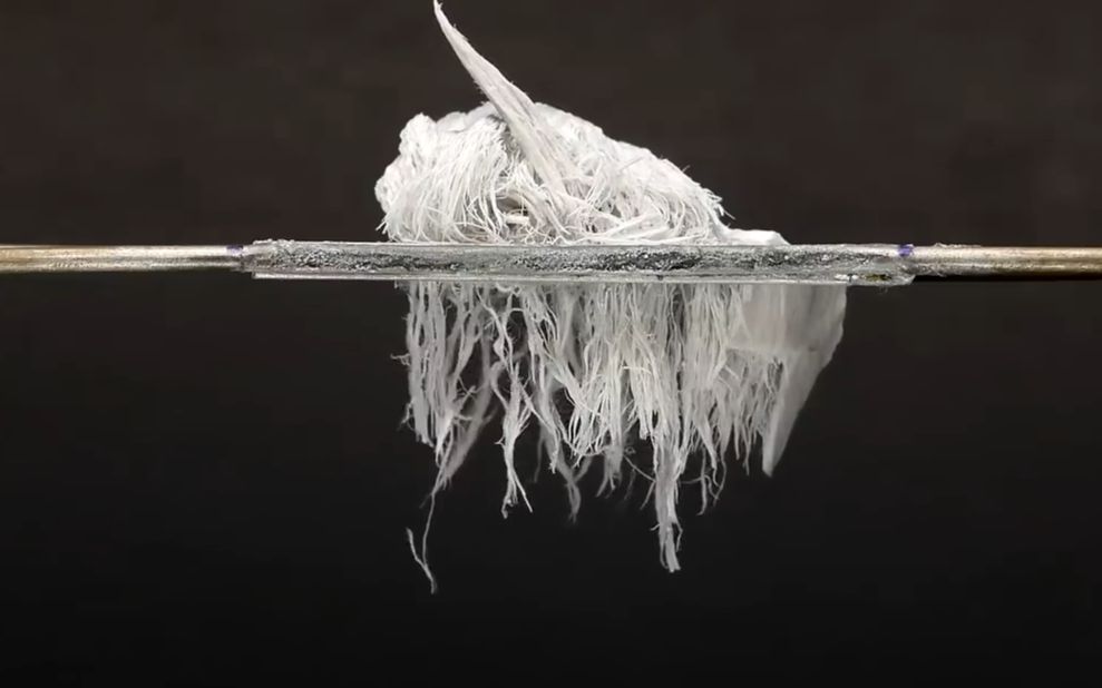 神奇的"铝汞齐"效应!将水银与铝块混合,难得一见的画面诞生了!