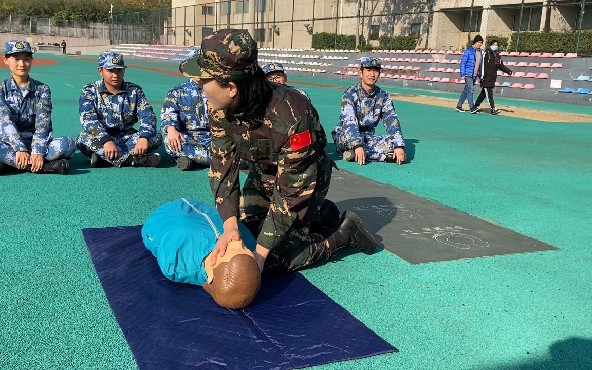 退伍特战小姐姐教学心肺复苏