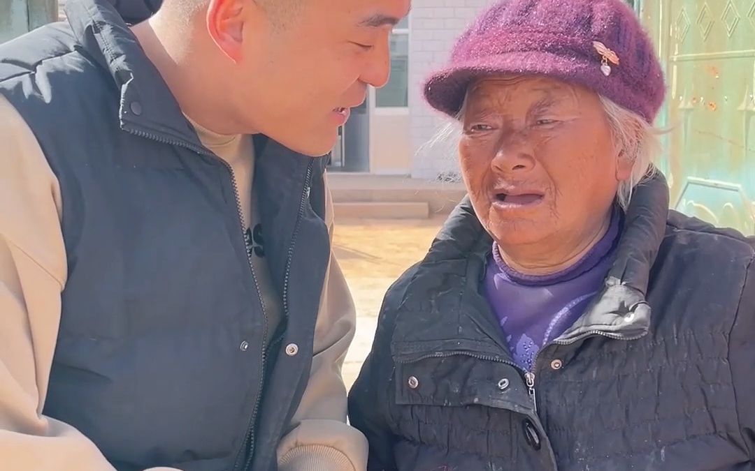 [图]“莫把老人嫌” 拥抱奶奶的那一刻，她犹豫了。