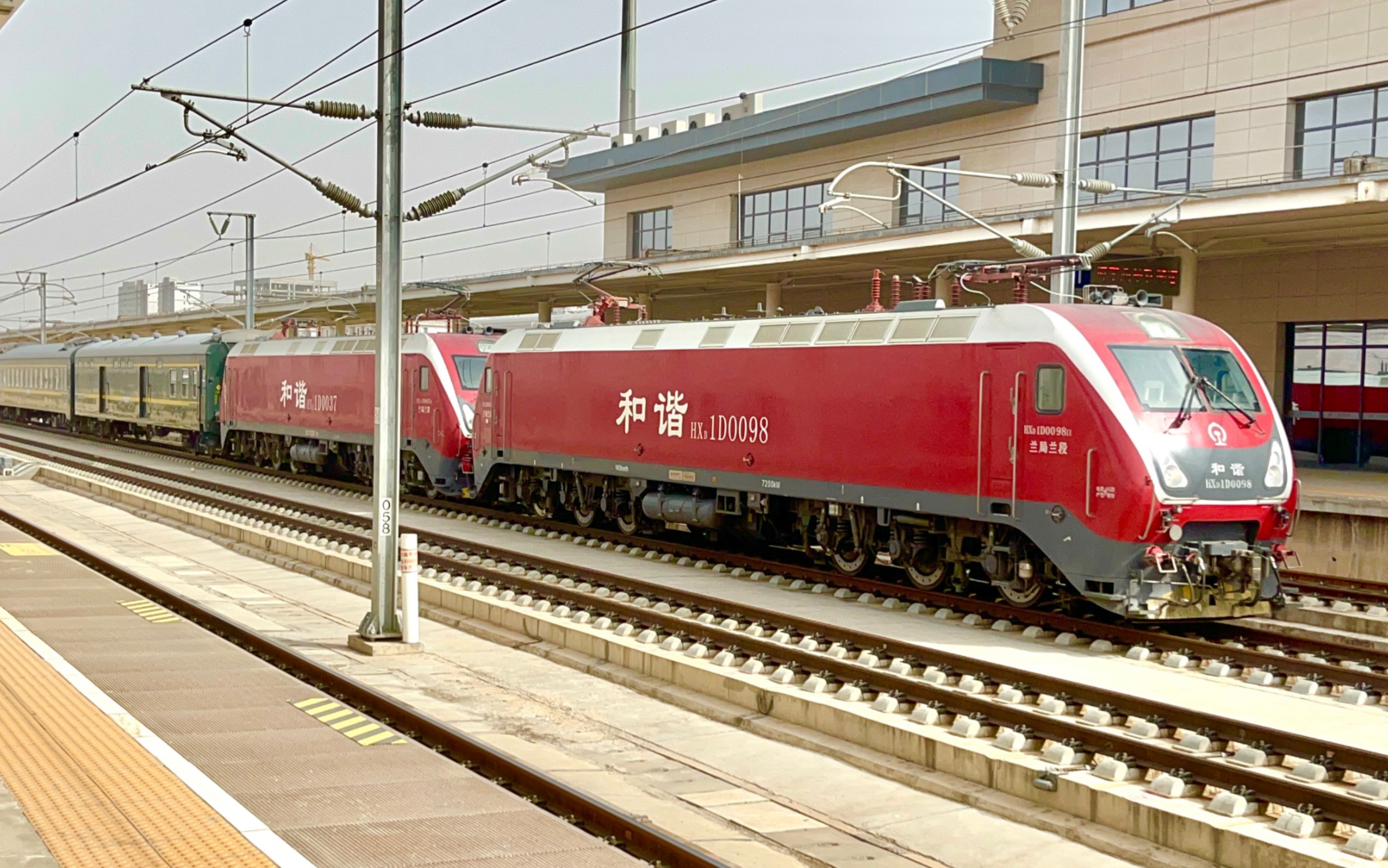 t257兰州-乌鲁木齐(双机)通过海东西站