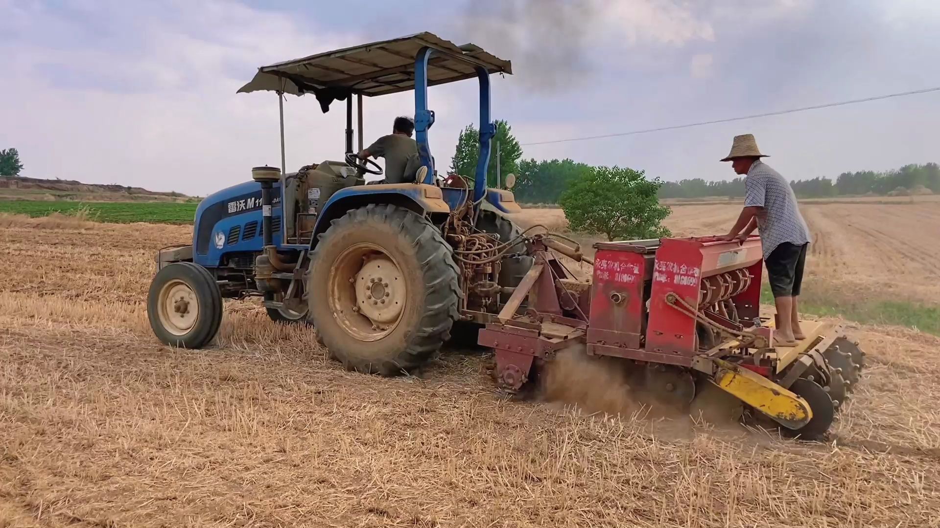 暴风雨要来了,请拖拉机破土播种花生,漫天黄土飞扬,农民太难了