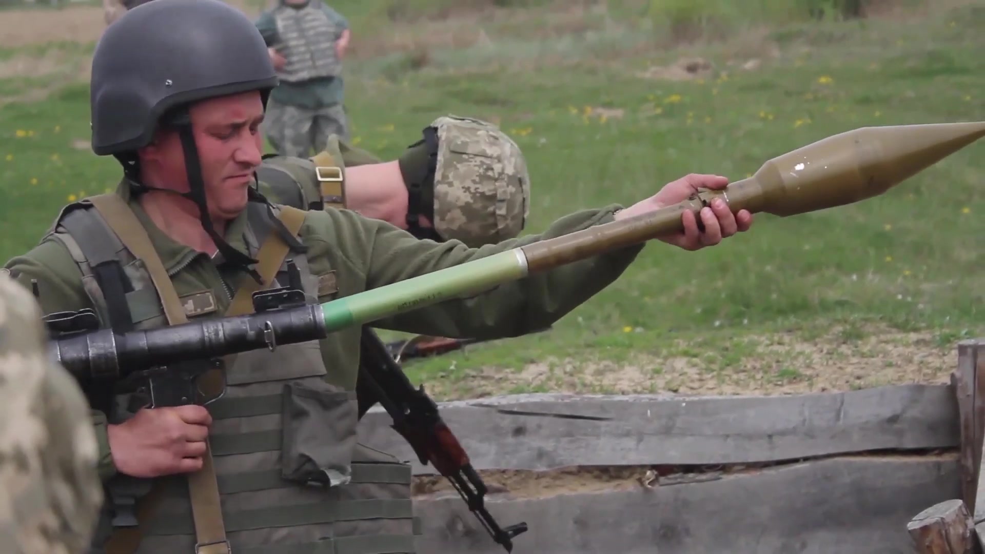 美军使用便宜但强力的rpg7火箭筒训练