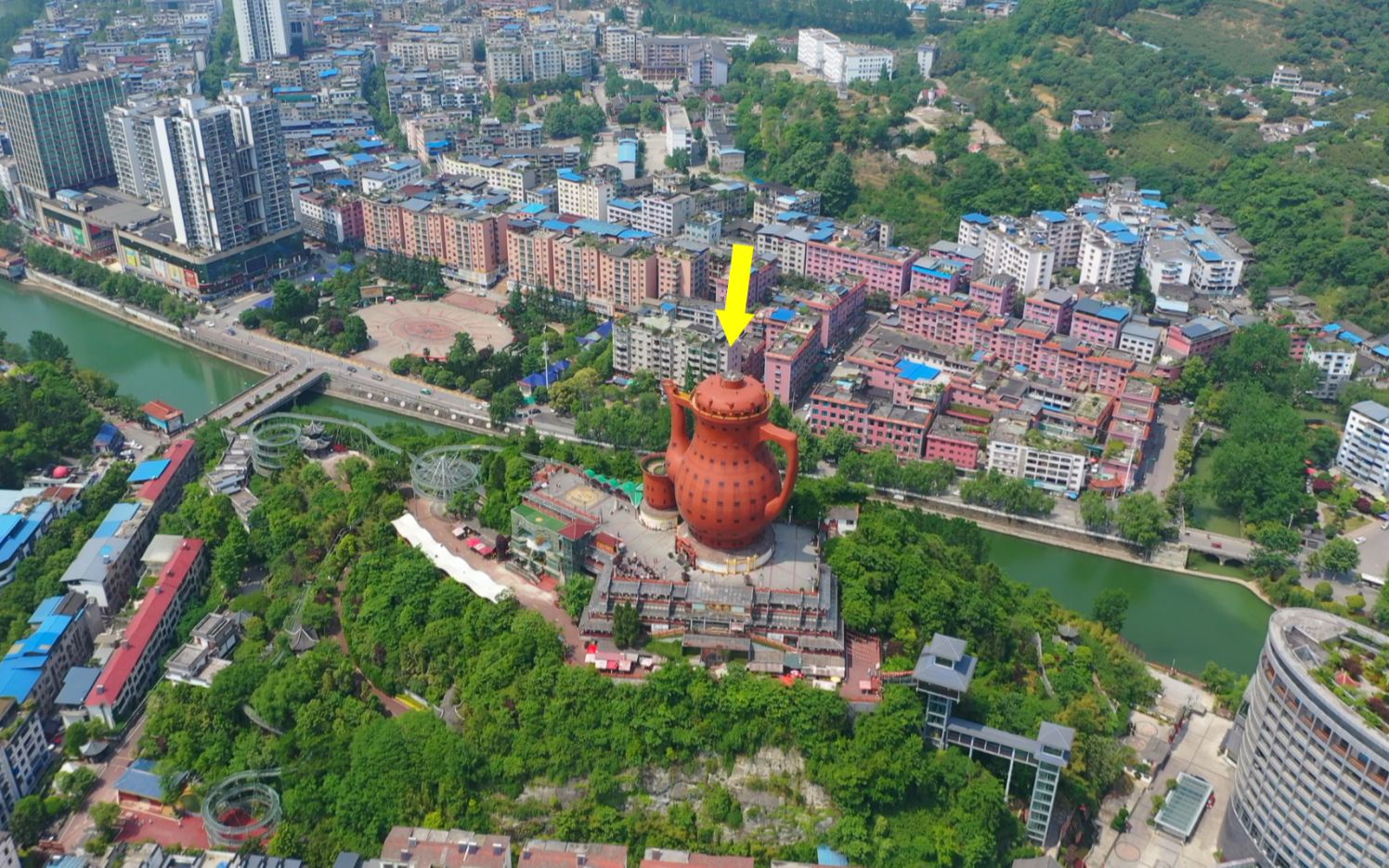 航拍贵州最大的茶叶之城湄潭县,天下第一壶屹立在城中心,好壮观!