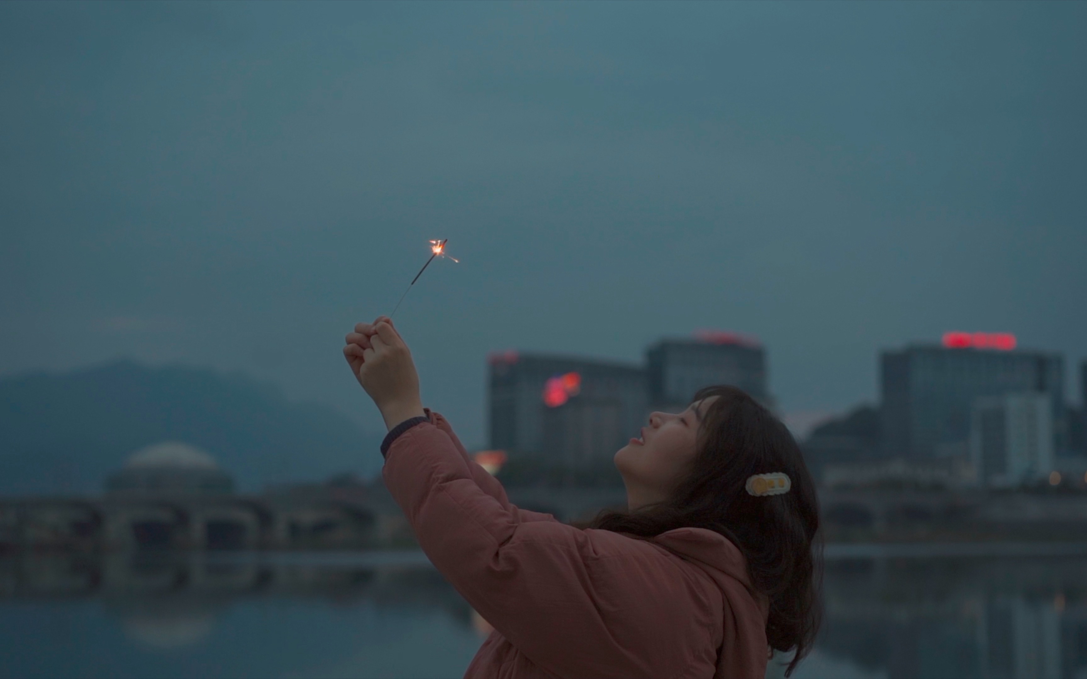 [图]女孩与烟花