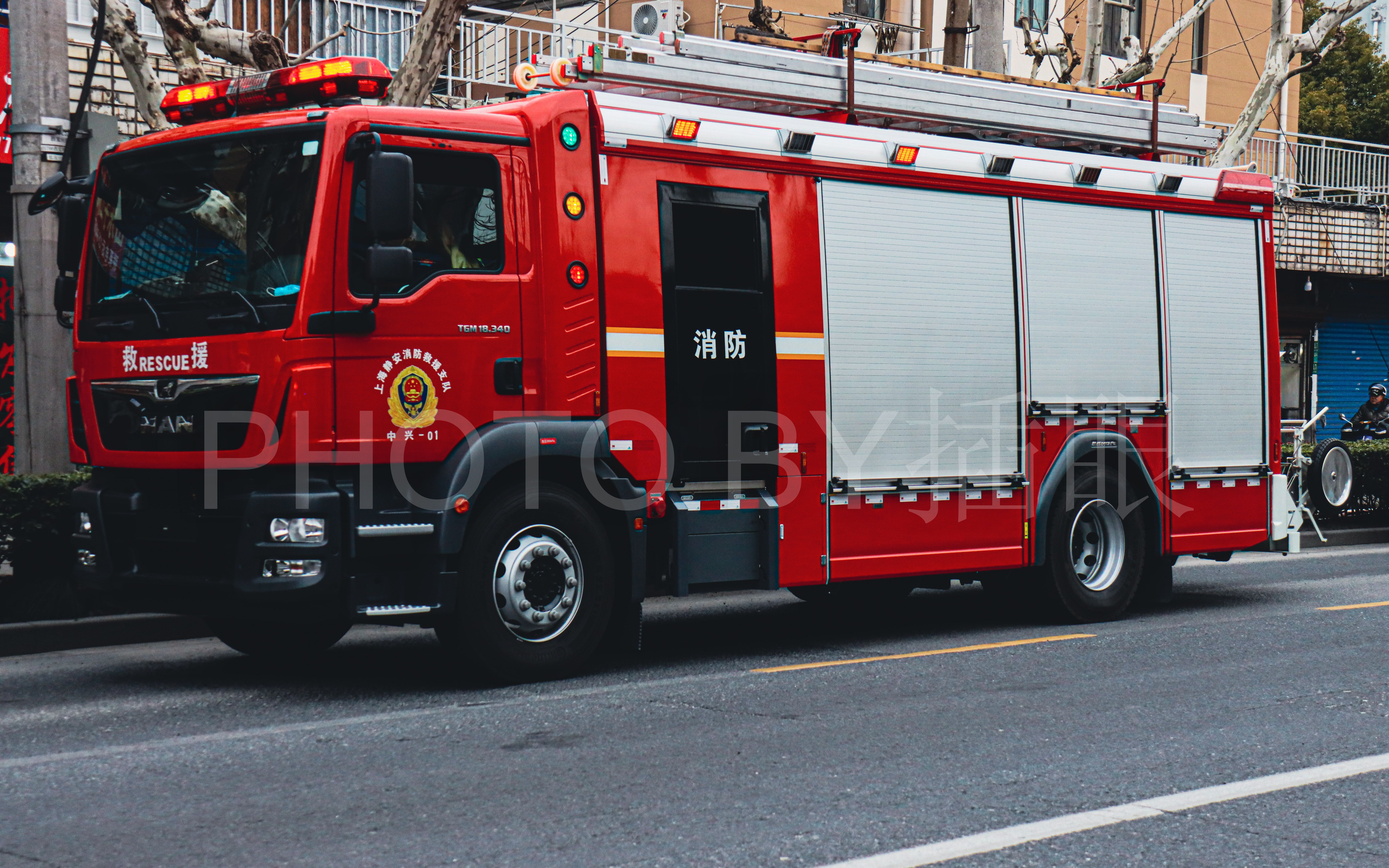 一次深夜火警增援响应 首见78米大恐龙 中卓灯车code3