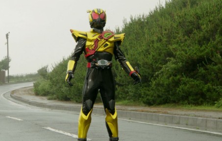 【驰骑剧情解说】医护复制的人类突然出现,邪恶的黄金驰骑登场!(41)