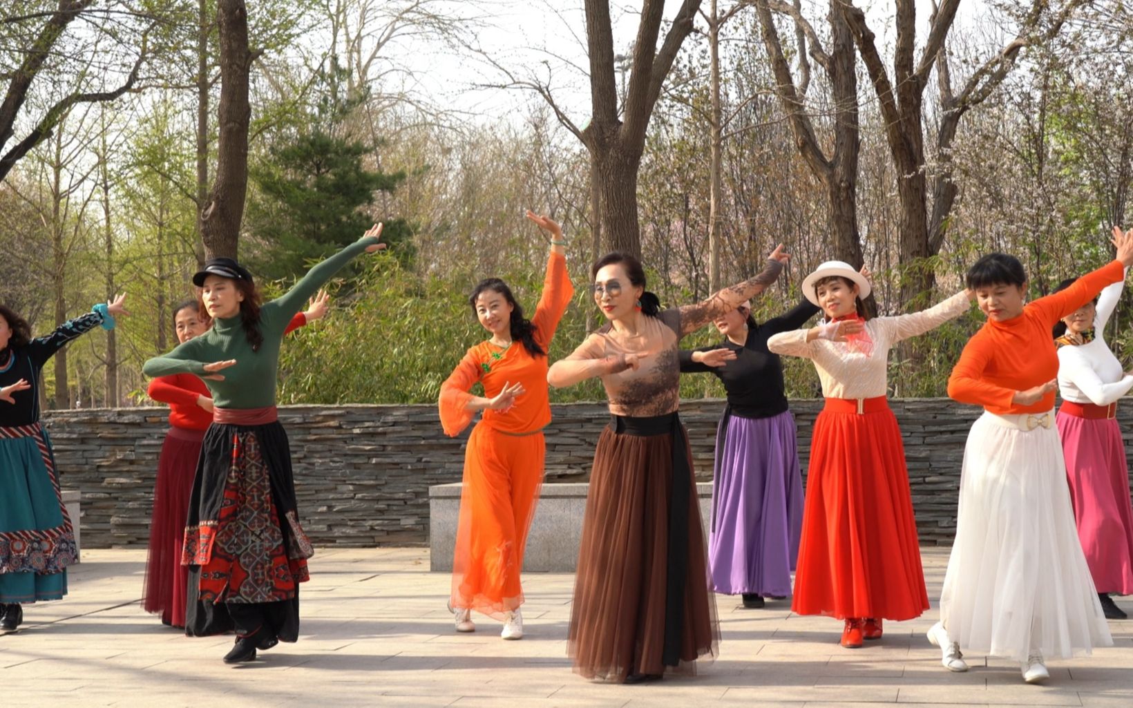 魅力朵朵广场舞《逛新城》节奏动感,舞步整齐好看