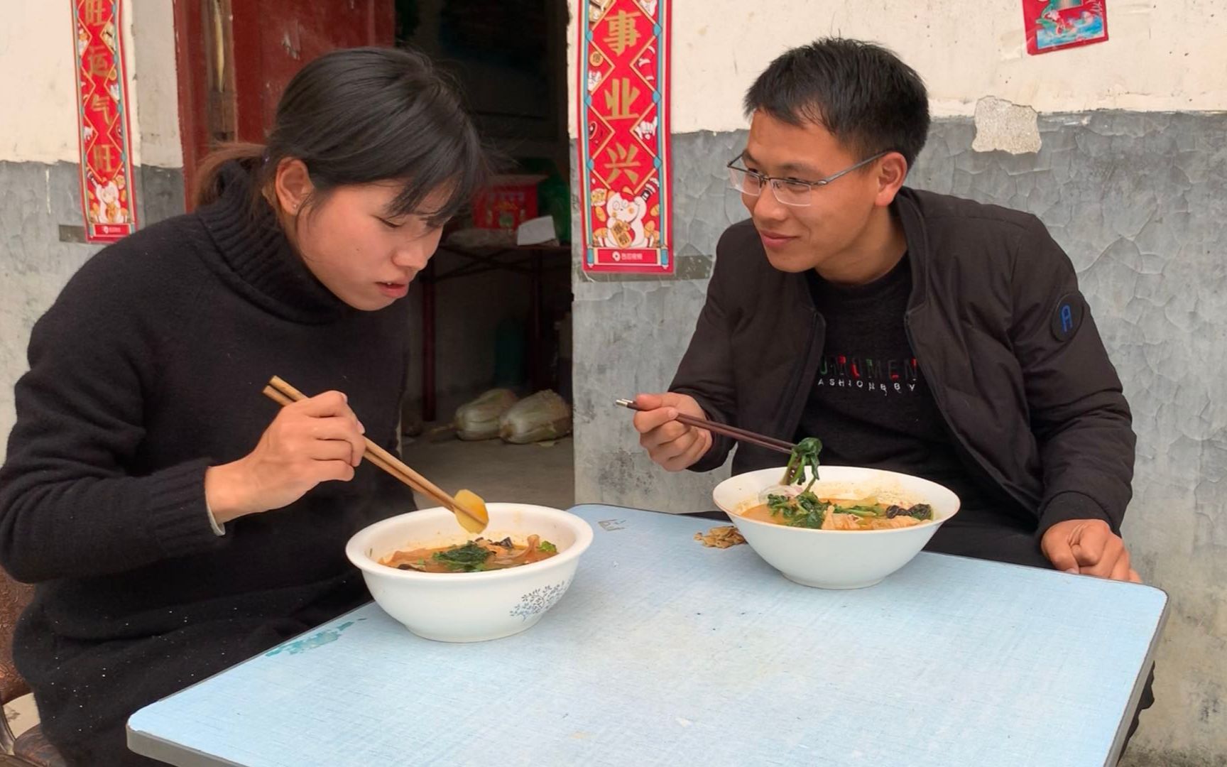 婷婷在家做麻辣烫,为啥要加纯牛奶?老公:一人吃一大盆,过瘾!哔哩哔哩bilibili