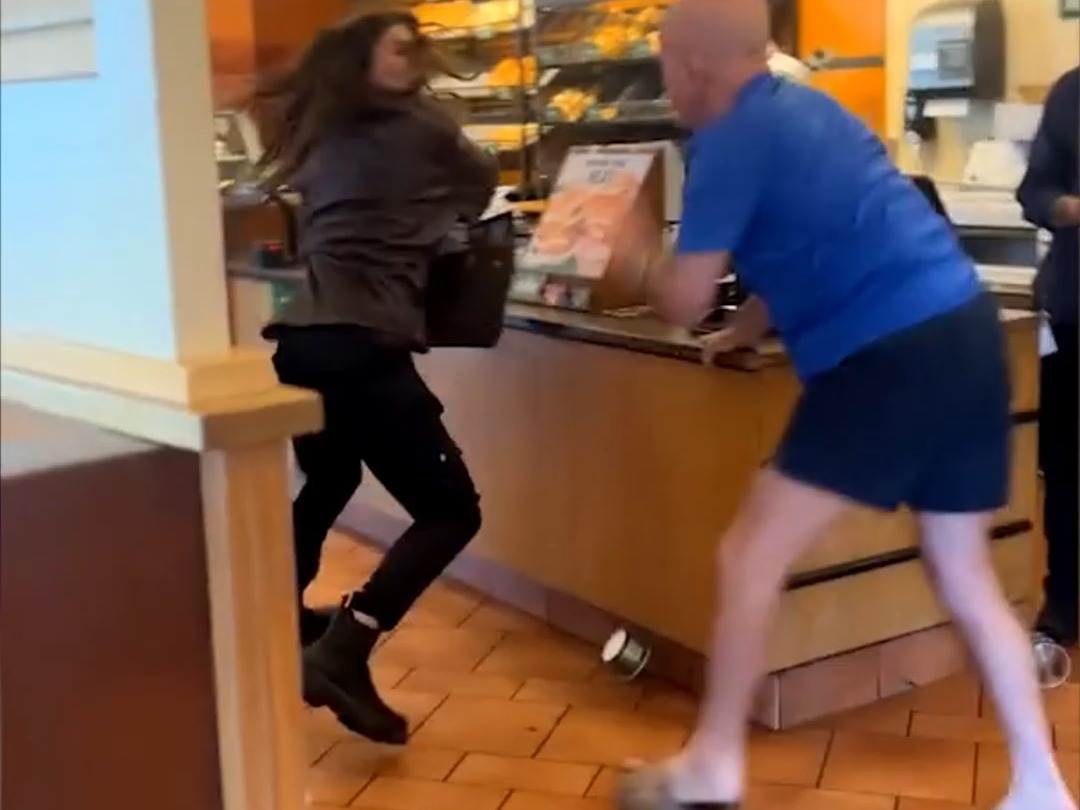 餐厅员工手持平底锅殴打顾客头部!