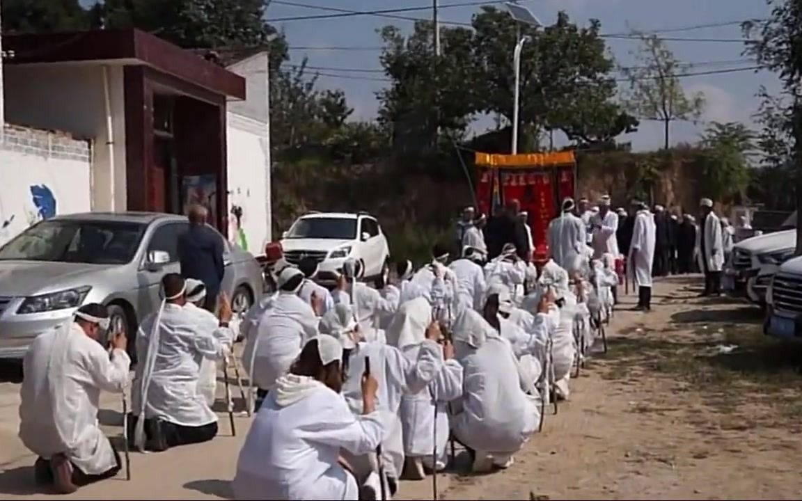 广东一老人葬礼人山人海送他去天堂死了也风风光光