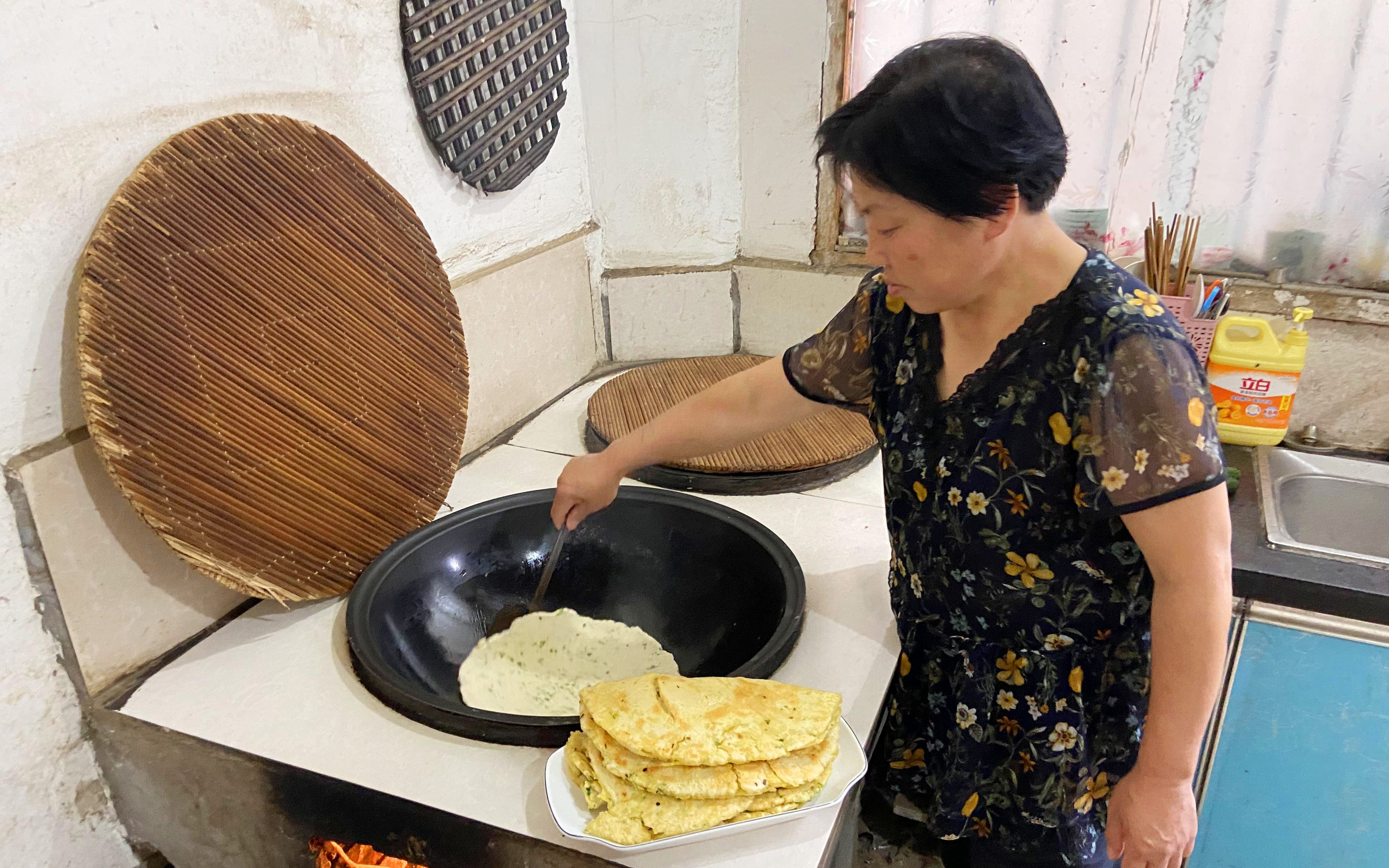 活動 農村特色美食蔥花油饃,外焦裡嫩,地道家鄉味,咬一口滿滿的回憶