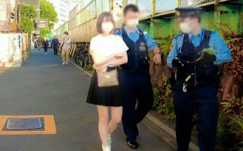 [图]街头偶遇美女被东京警方带走，可能是在快餐街违规做生意。