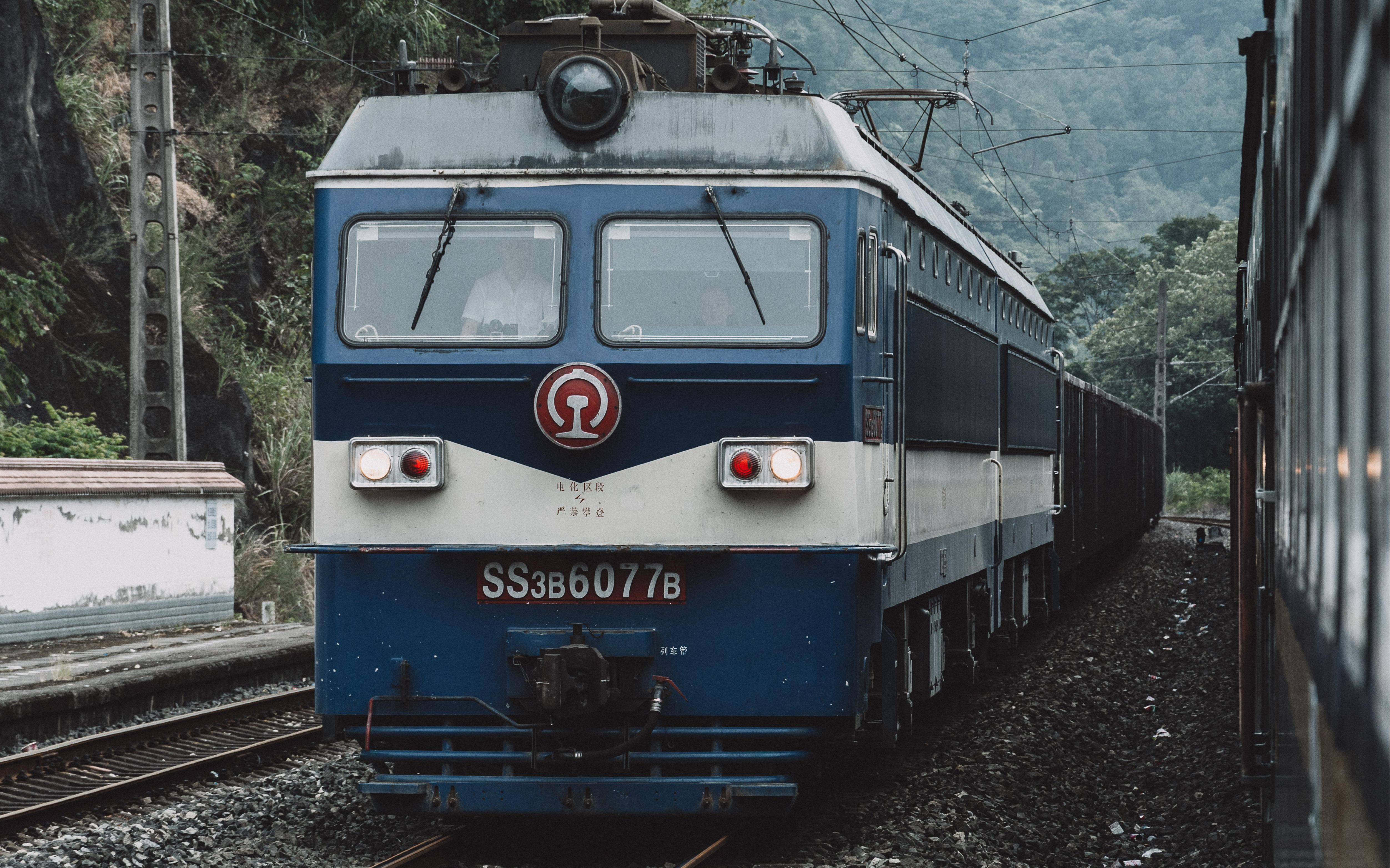 川黔铁路5630次绿皮车驶出汇塘河之后开始慢慢爬坡,到达红花园站_哔哩