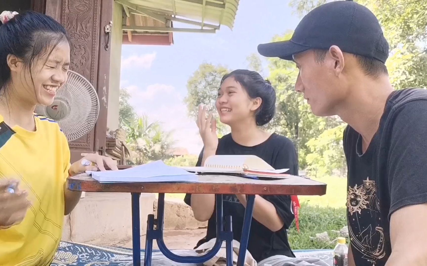 老挝女孩子学中国话,没想到学说中国话,也是件让人很高兴的事情!哔哩哔哩bilibili