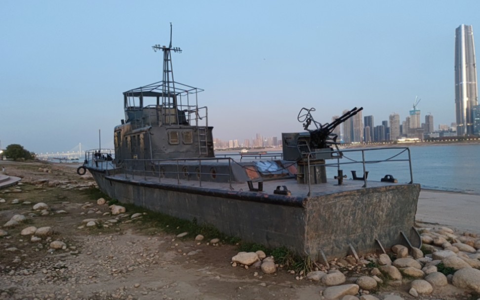 长江水位激退,武汉江滩边露出一艘没编号的舰艇,到底怎么回事?