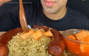 Download Video: 咖喱鸡、大香肠和萝卜泡菜CHICKEN CURRY INDOMIE, HUGE SAUSAGE AND RADISH KIMCHI