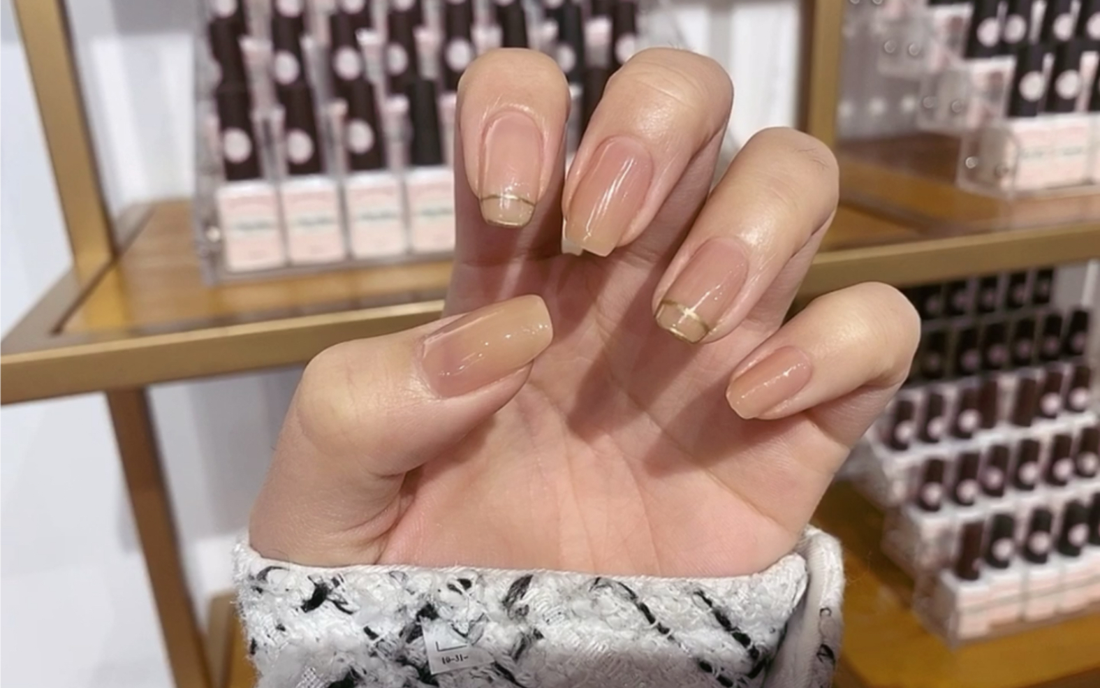 春秋超温柔的裸色勾线款式美甲|去美甲店啦