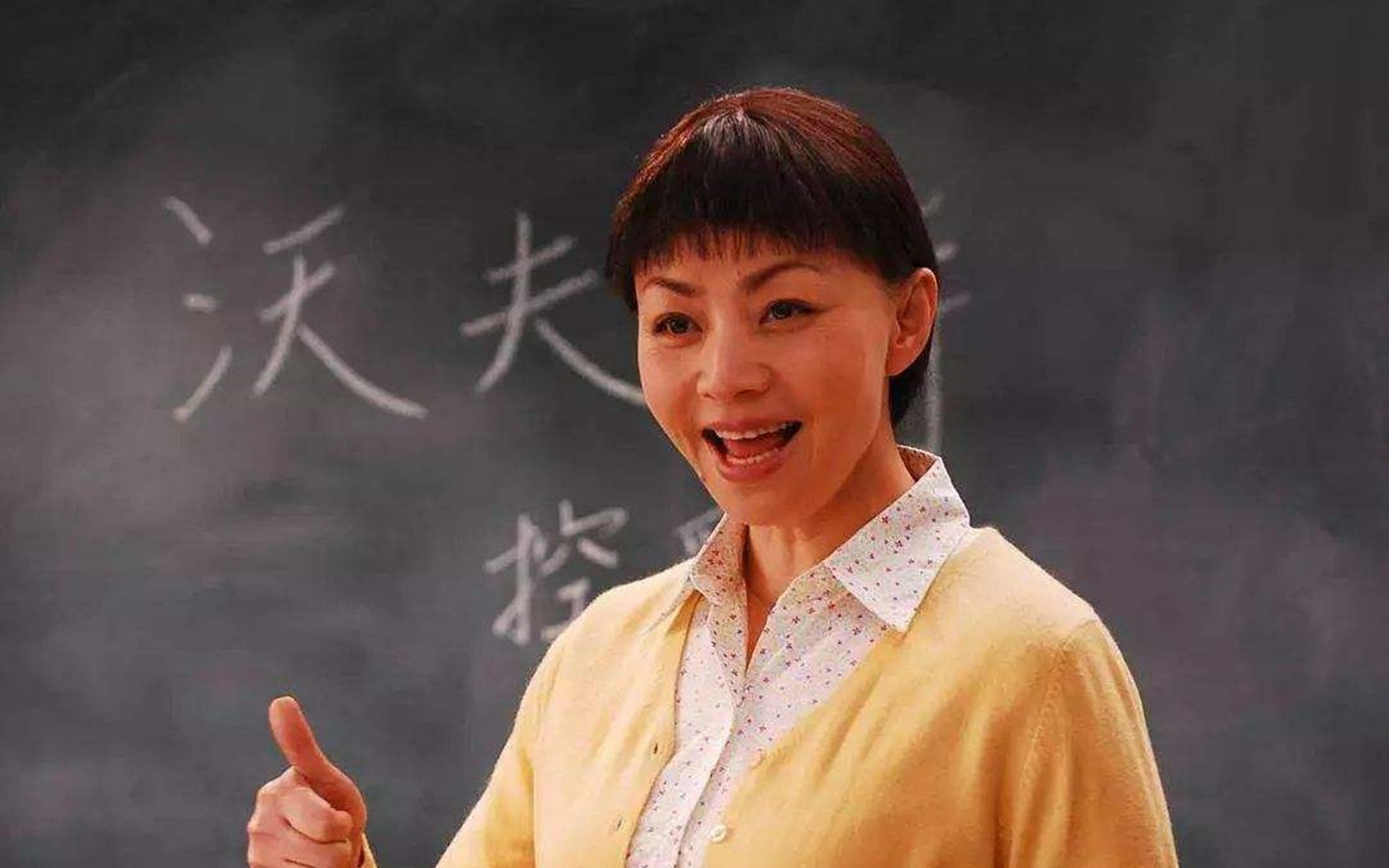 宋丹丹25岁照片被曝光,穿粉色蓬蓬裙太甜,简直是迪士尼在逃公主_哔哩