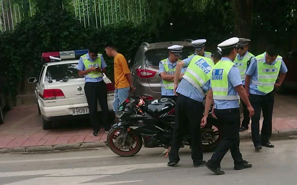 [图]按住他！按住他！警察抓捕鬼火少年！