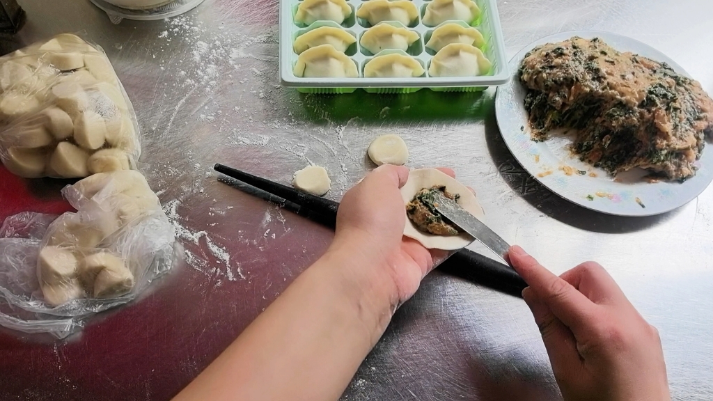 1斤猪肉半斤荠菜包了4斤饺子,饺子店主实测分享,每斤卖多少钱合适?哔哩哔哩bilibili