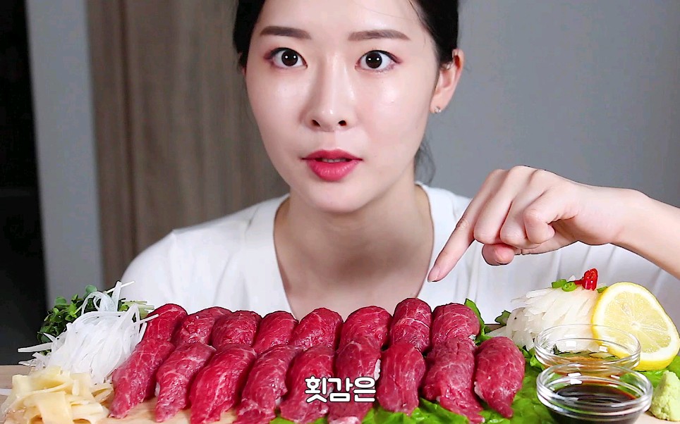 韩国美女吃播吃货吃声吃牛肉寿司