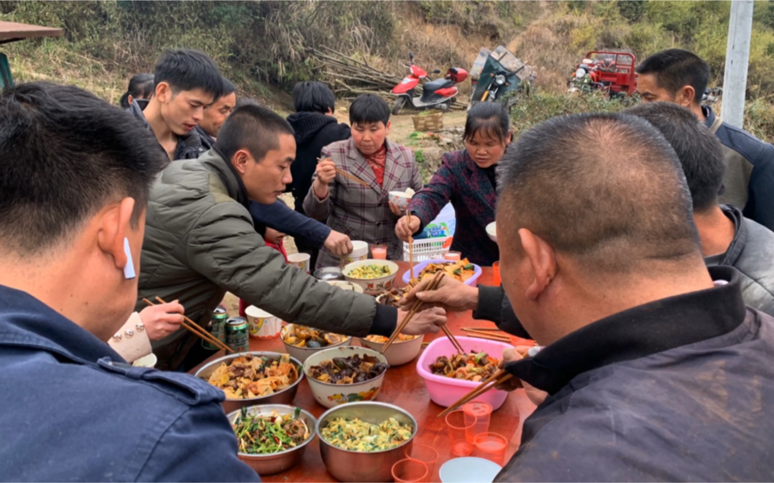 农村春天的奇怪节日,全村老少人去最高的山上吃吃饭