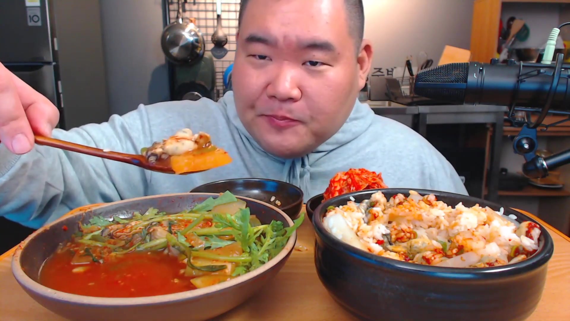 韩版猪皇^(*~(oo)~)^殿下 - 萝卜汤牡蛎盖饭和排骨搭配泡菜的吃播两