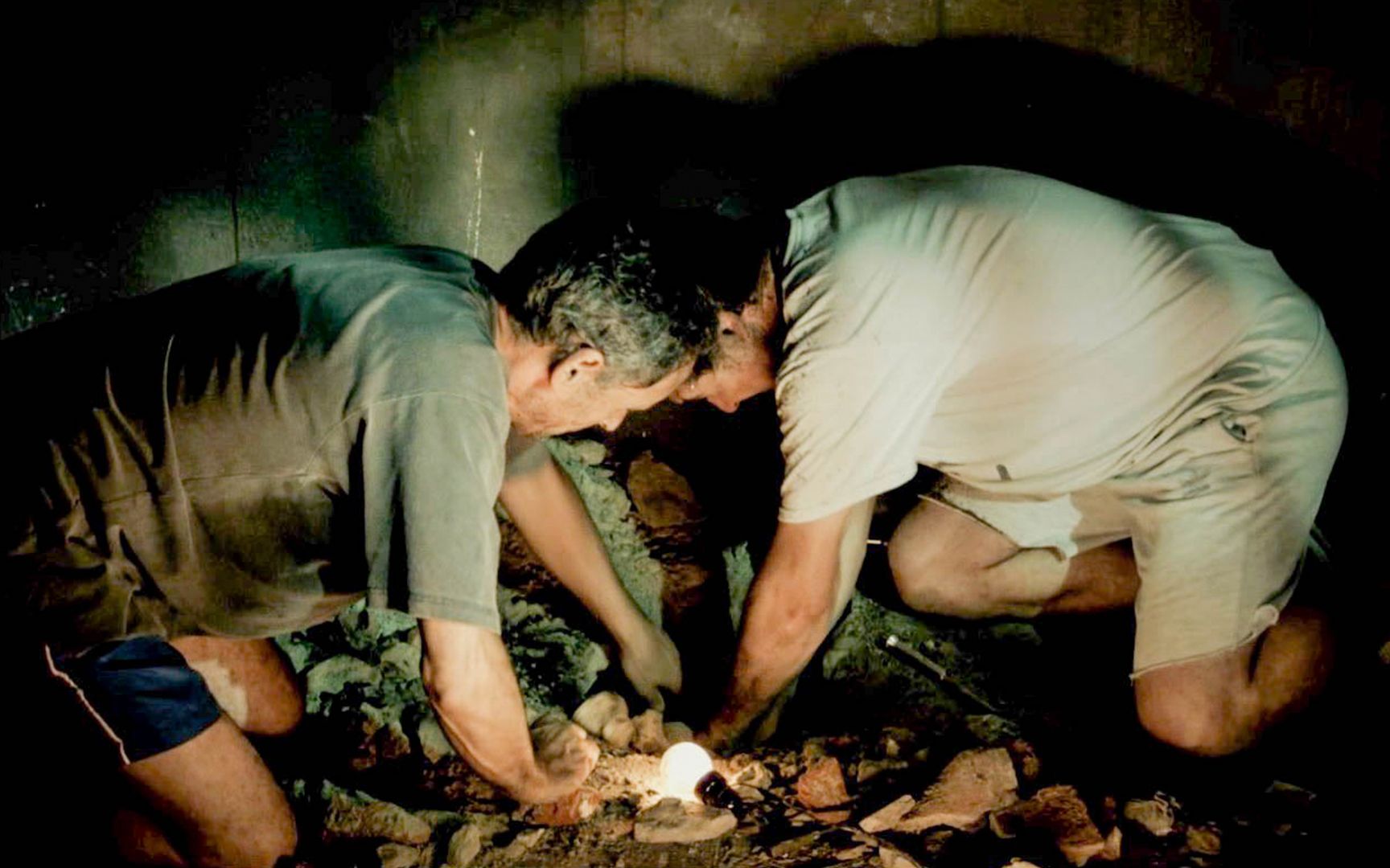 【穷电影】7名囚犯挖地道越狱,哪料监狱地下埋着恐怖东西,被吓坏了