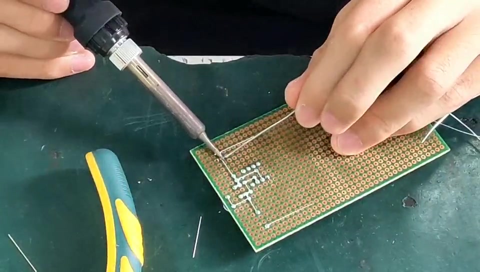 年轻小伙子利用洞洞板,万能板焊接电子电路,觉得这手法怎么样