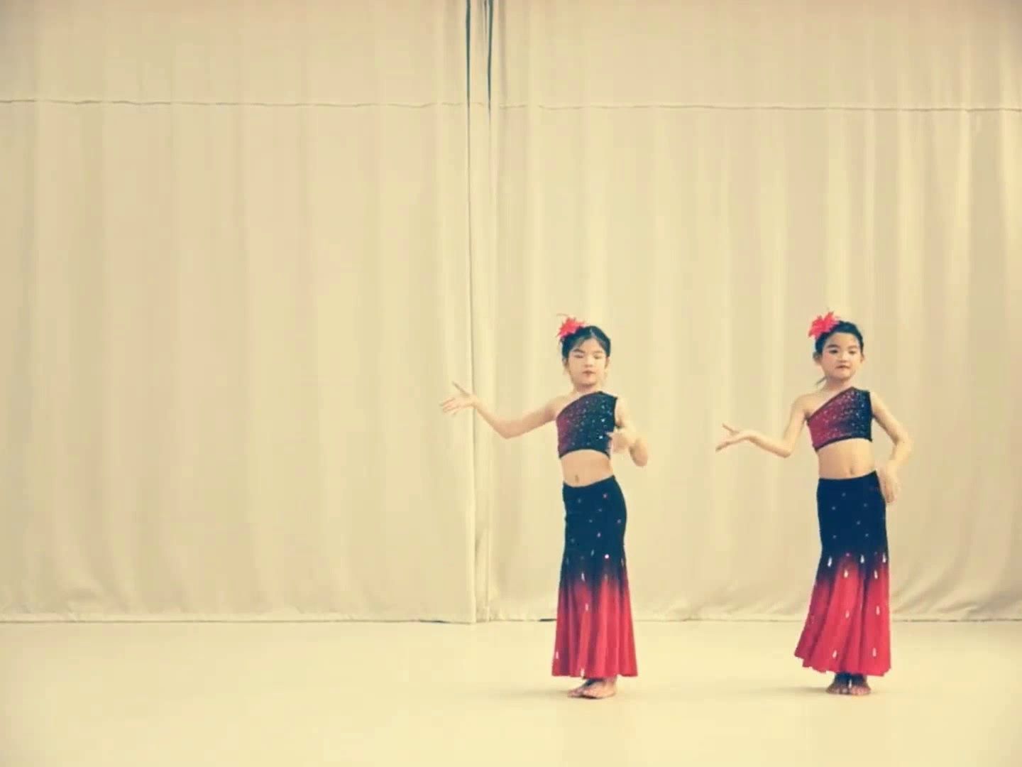 一对小小姐妹花跳傣族舞《金孔雀》,光着小脚丫,又美又可爱