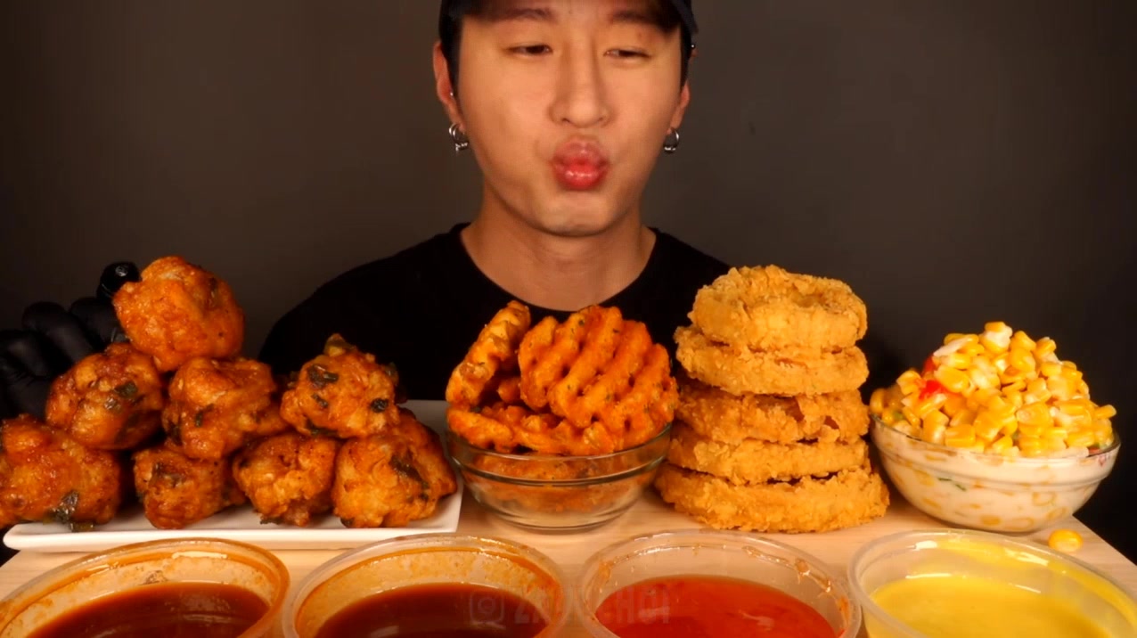 zach choi 鸡翅和洋葱圈和华夫饼干和玉米