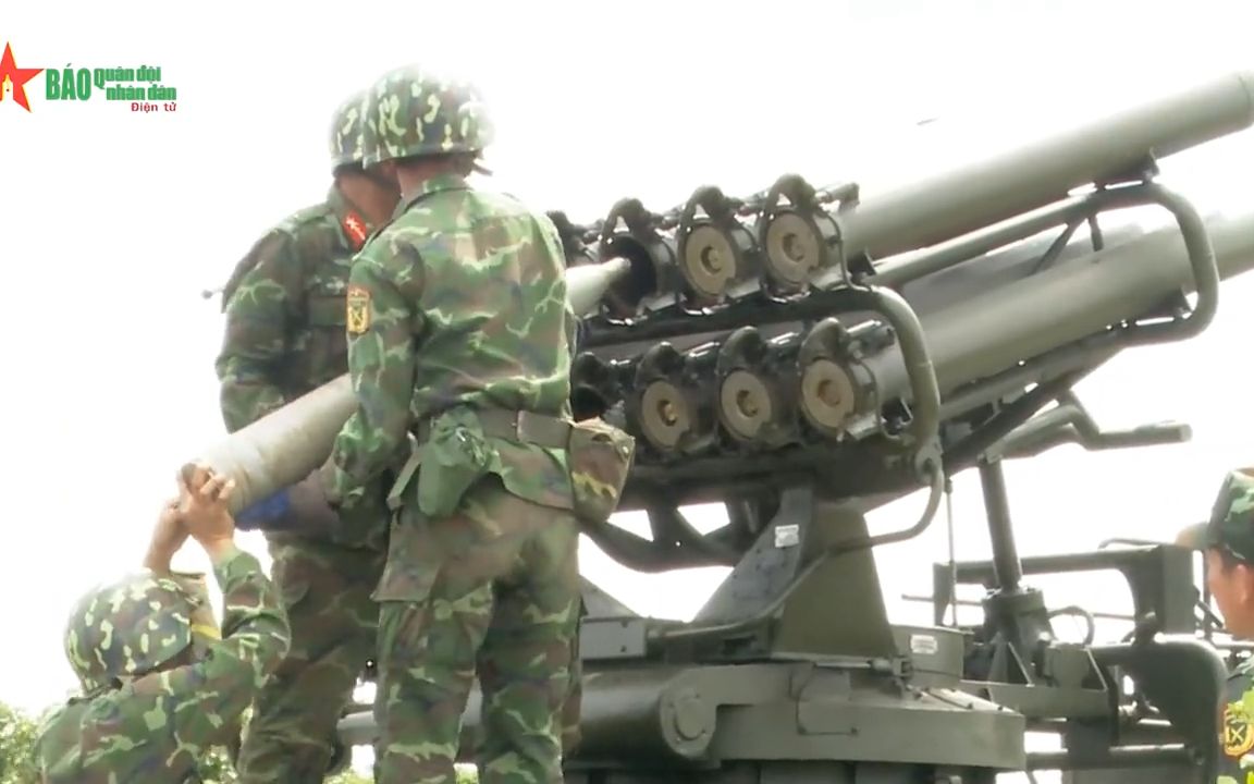 越南人民军炮兵演习,使用苏制bm14型140mm自行火箭炮和美制m114型155
