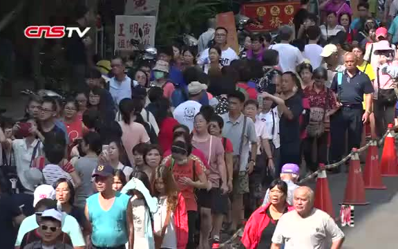 [图]【两岸】福建湄洲妈祖停驾台湾-逾5万【台湾民众】争钻轿脚 妈祖驾前祈福平安