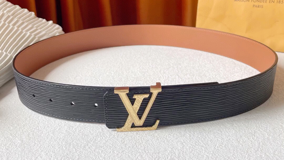 说一下高仿lv驴家顶级品质皮带,面新款印花配土黄色平纹底,搭配新款