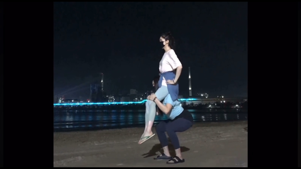 韩国姐妹健身 骑脖子挑战02
