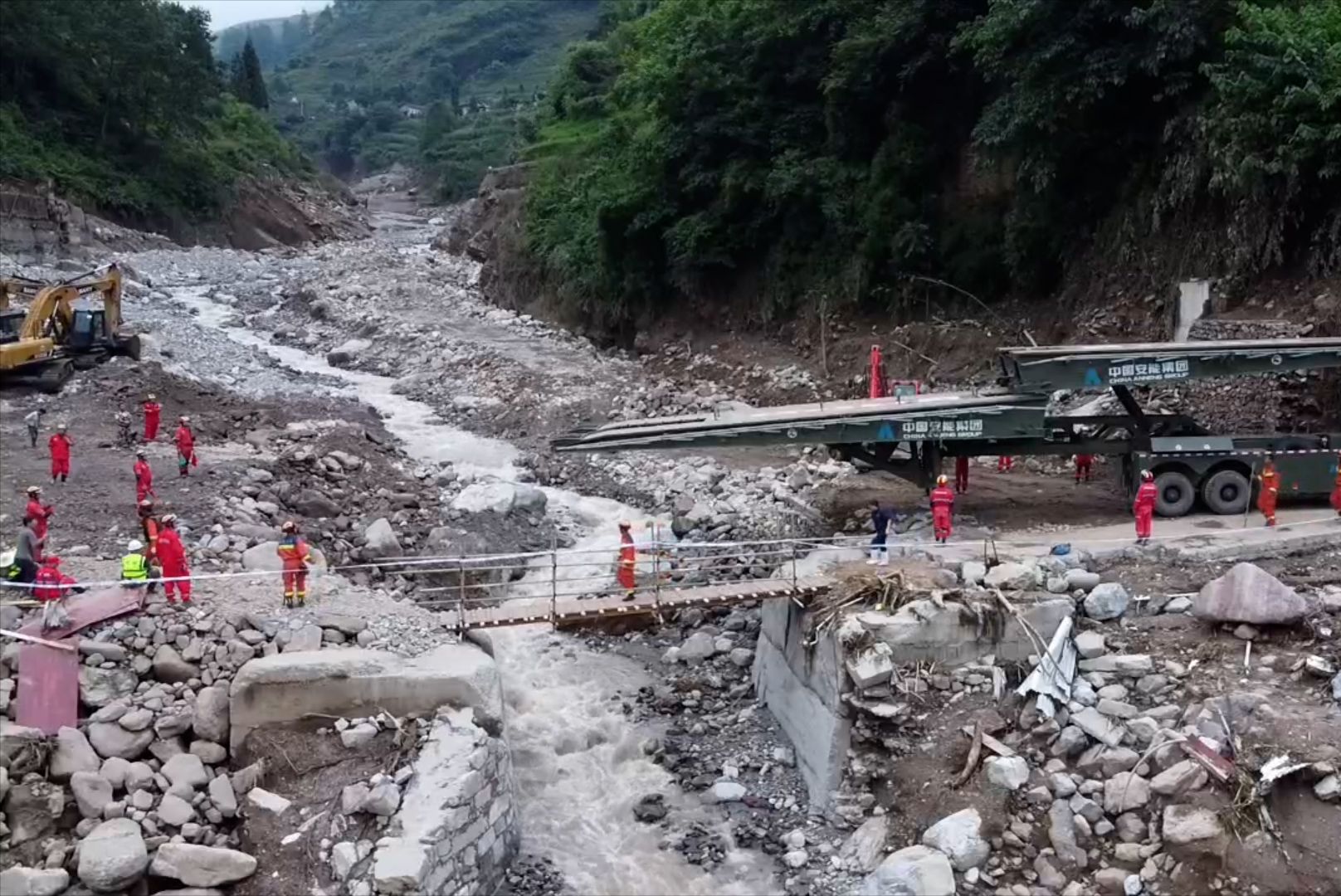 四川雅安山洪救援:应急机械化桥架设完毕 已实现人员装备通行哔哩哔哩bilibili