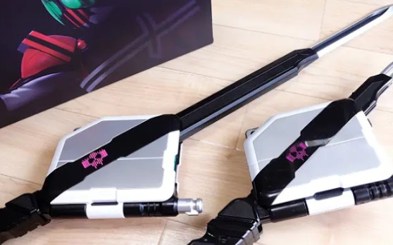 【youtube转载】雷欧桑:假面骑士decade csm卡盒剑和dx卡盒剑 比较