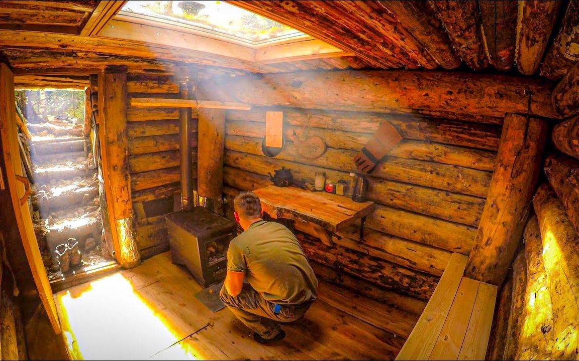 「living wilderness」在森林里搭建一个半地下庇护所(全过程)