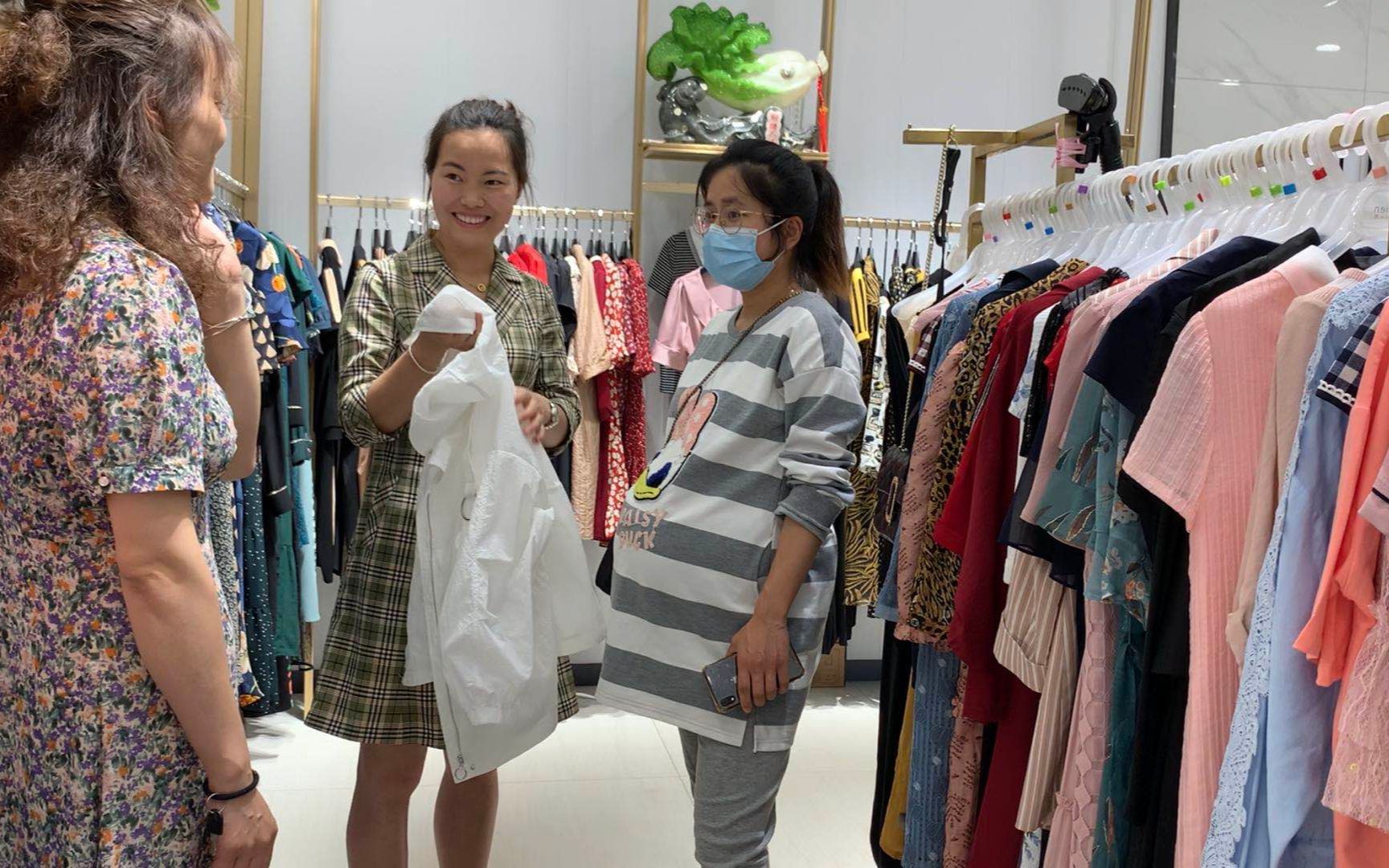 婷婷和堂姐逛街买衣服,堂姐连试几件都好看,小松带娃靠买吃的_哔哩哔