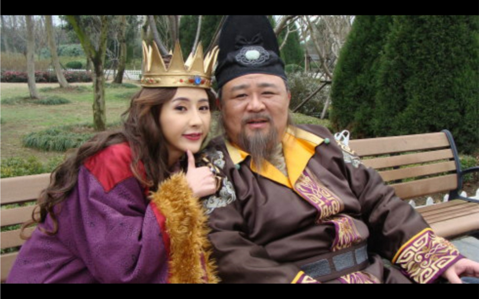 本阁觉得娜鲁王妃漂亮,行使便宜之权合张影,有何不妥吗?