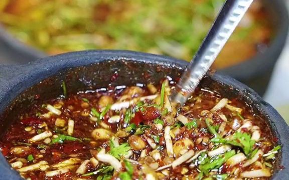 一家从毕节走出来的土烙锅仅靠一碗秘制的蘸水天天排队