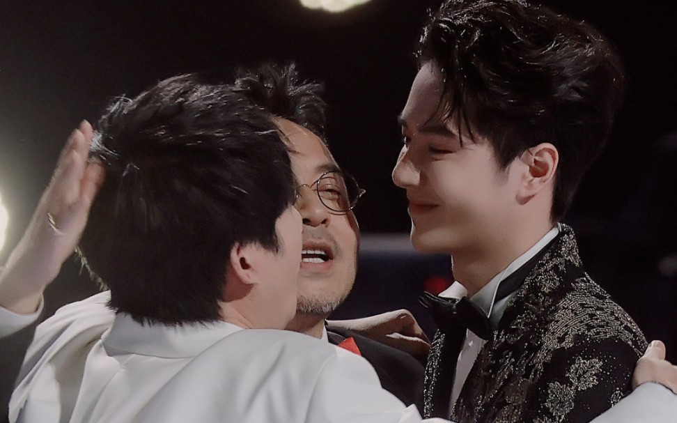 【王一博】这个拥抱给我整破防了!