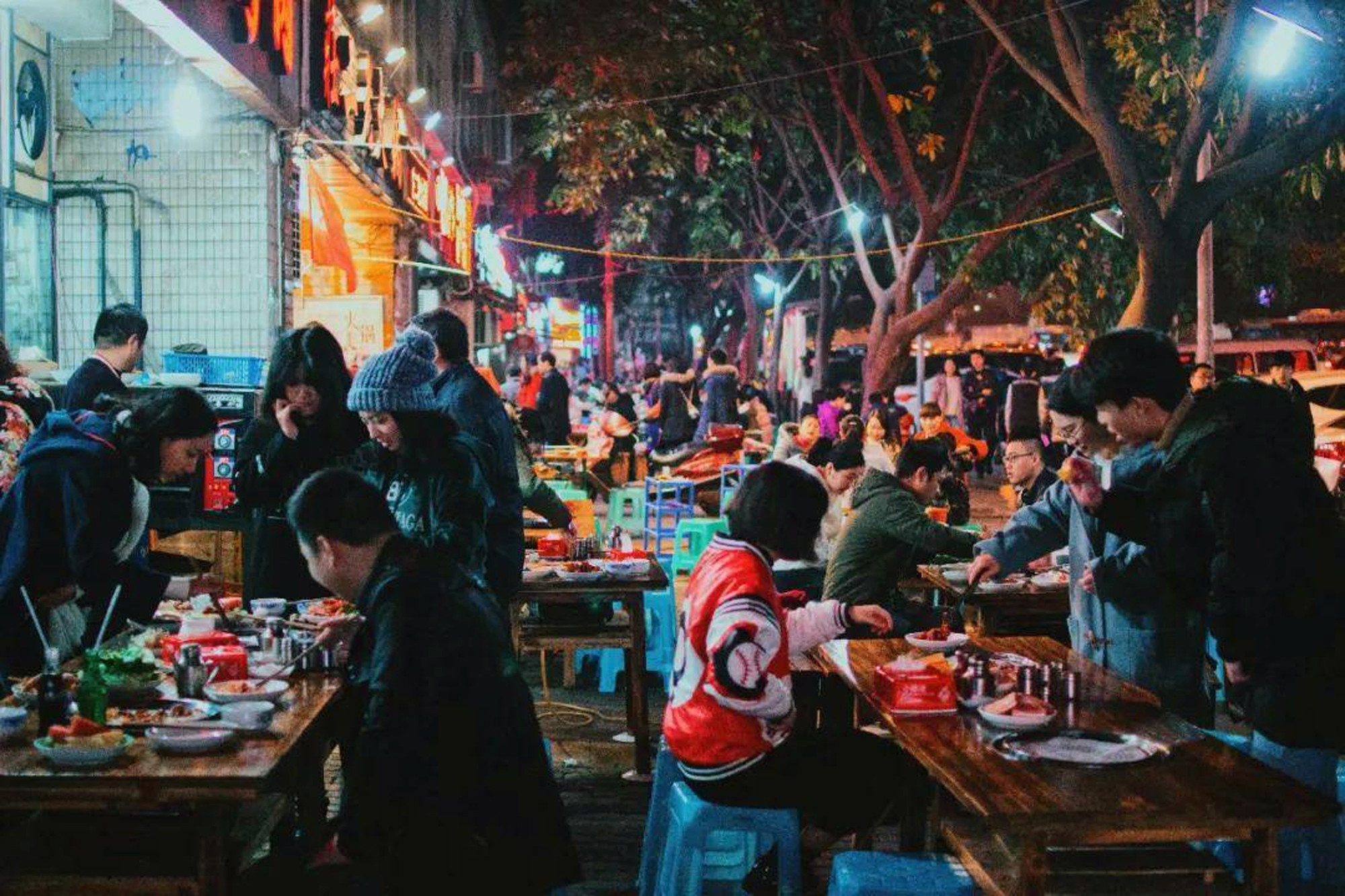 重庆有一条小吃一条街每天晚上人满为患 吃货们在里面享受快乐