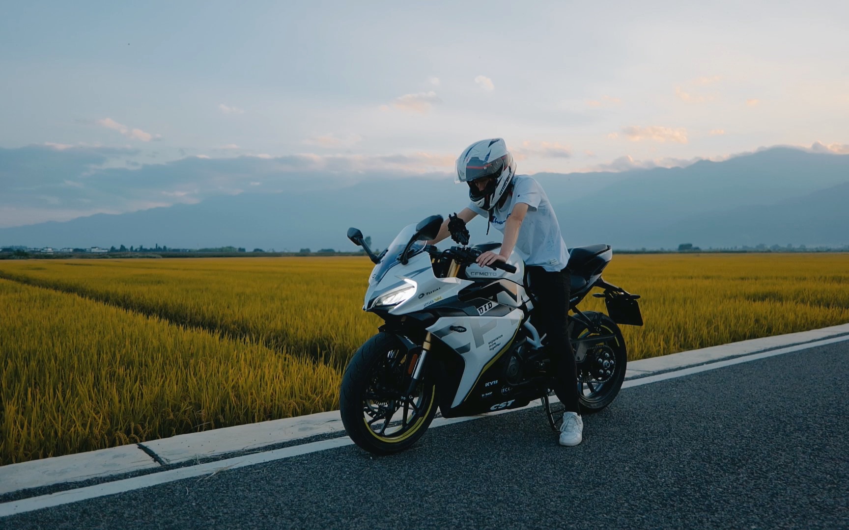 摩托车骑行短片|春风250sr|喜洲古镇 | 松下s5拍摄 | 大疆mini2