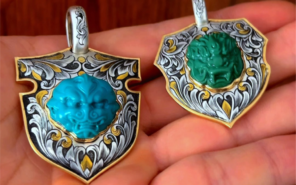 林赛雕金盾牌流兽面吊坠.