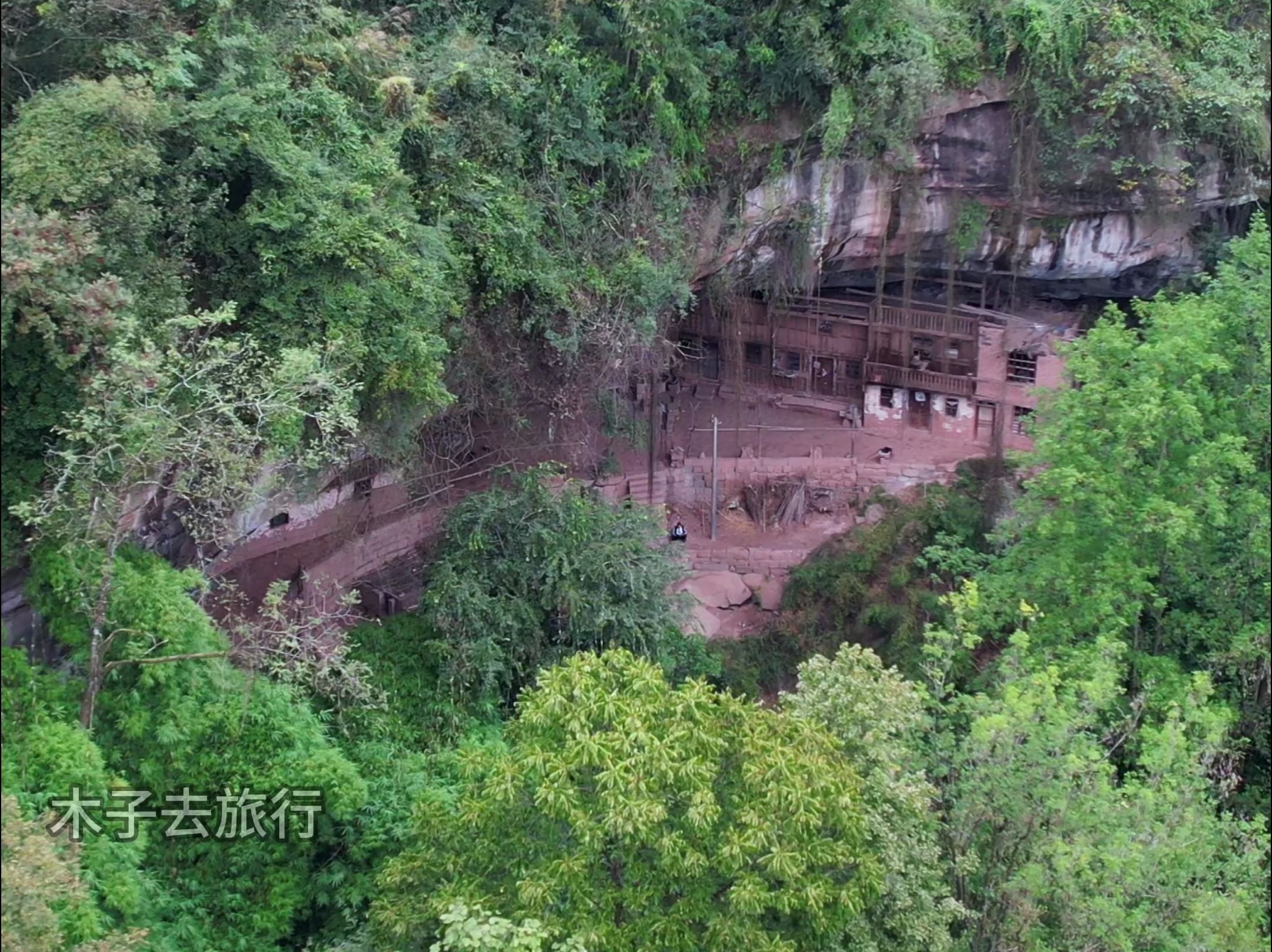 湖北深山中的崖居人家,被誉为中国最后的"山顶洞人".