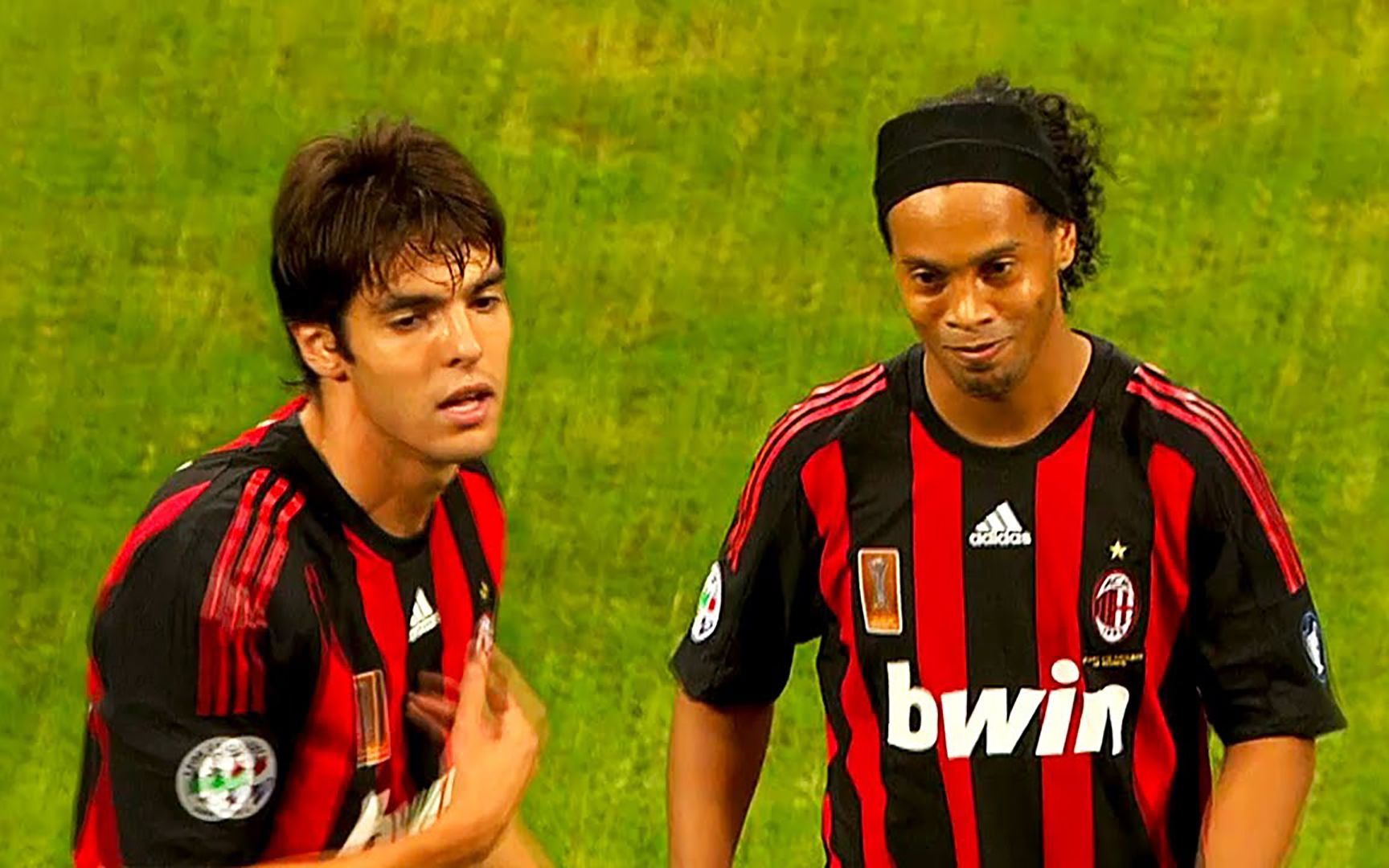 当小罗和卡卡同场配合,这球真没法踢了,完虐全场!_哔哩哔哩_bilibili