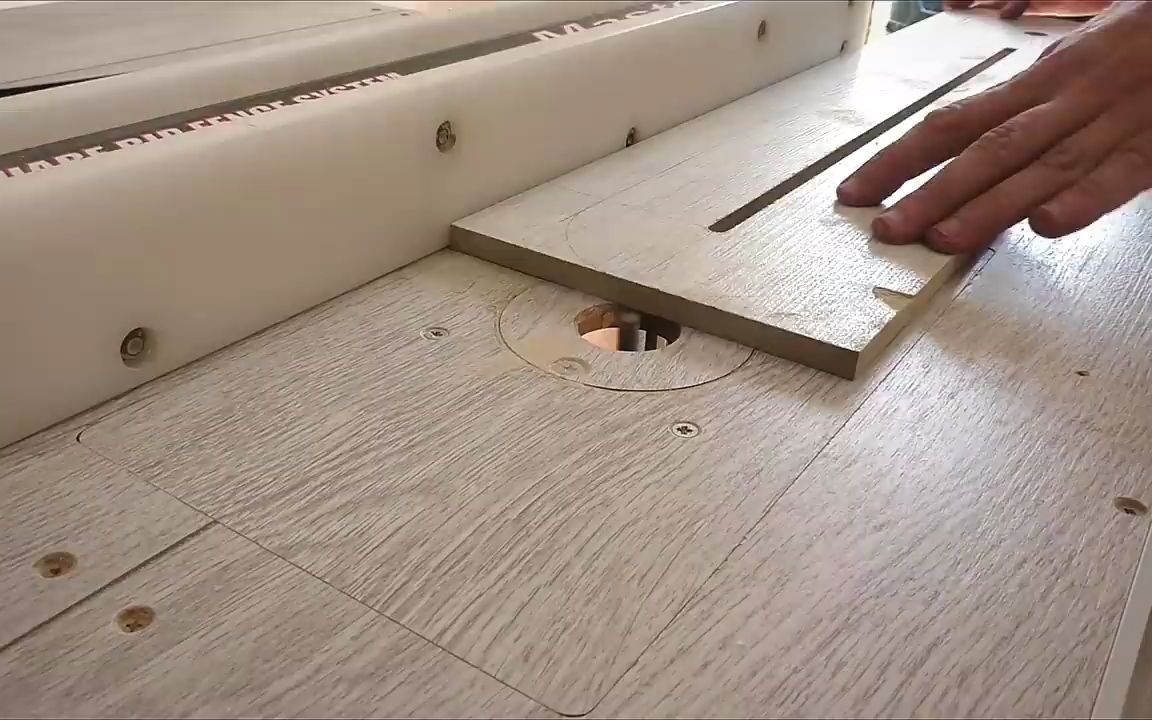 [图]How to Make a Quick Router Circle Jig - DIY